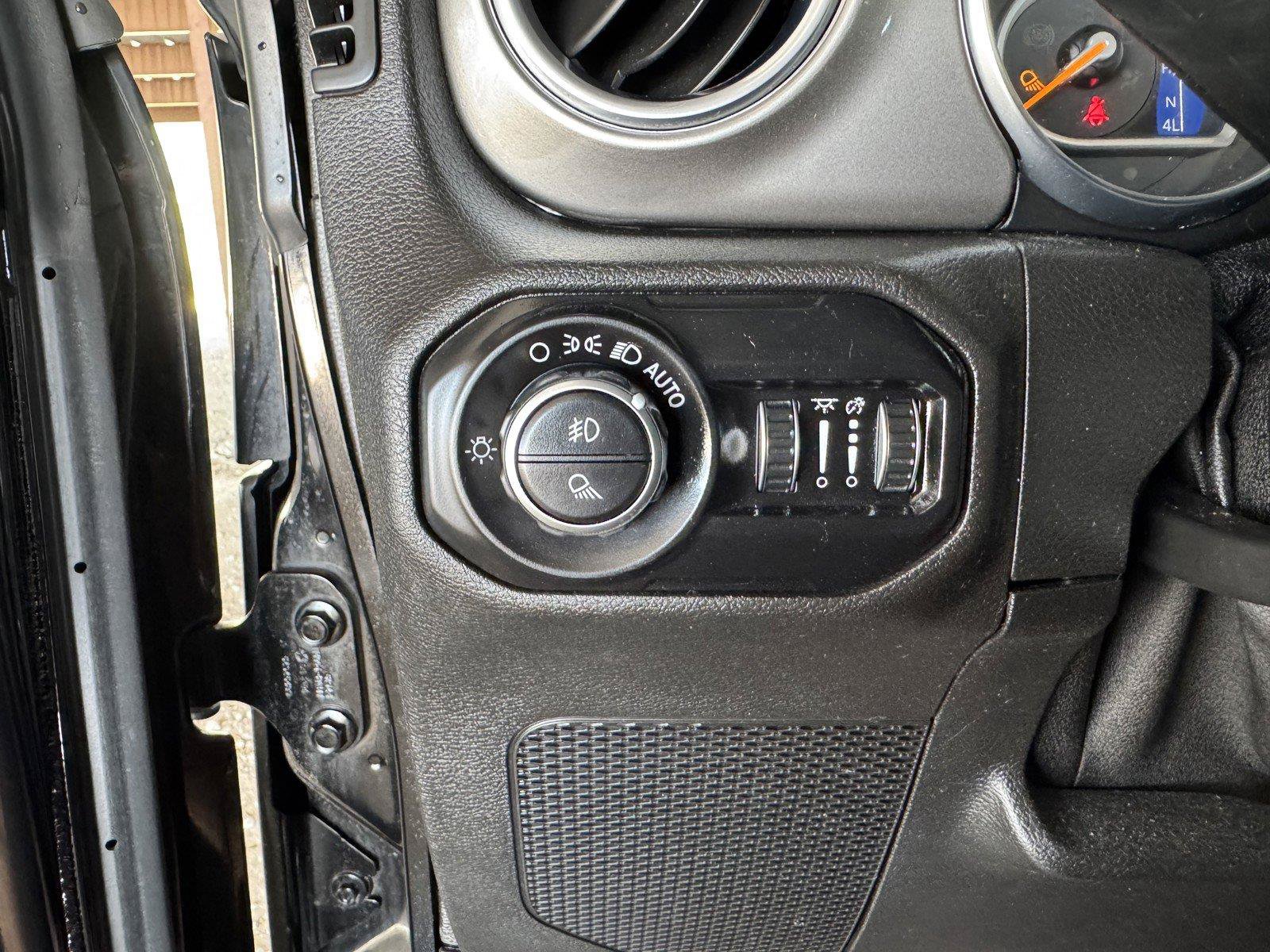 Used 2020 Jeep Gladiator Overland AWD/4WD image 22