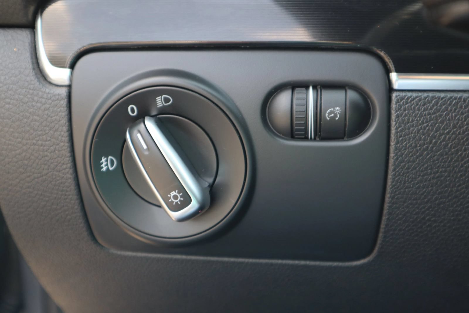 Used 2011 Volkswagen Golf 2-Door FWD image 22