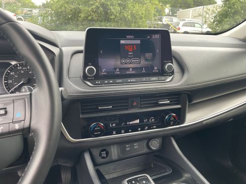 Used 2025 Nissan Rogue SV image 17