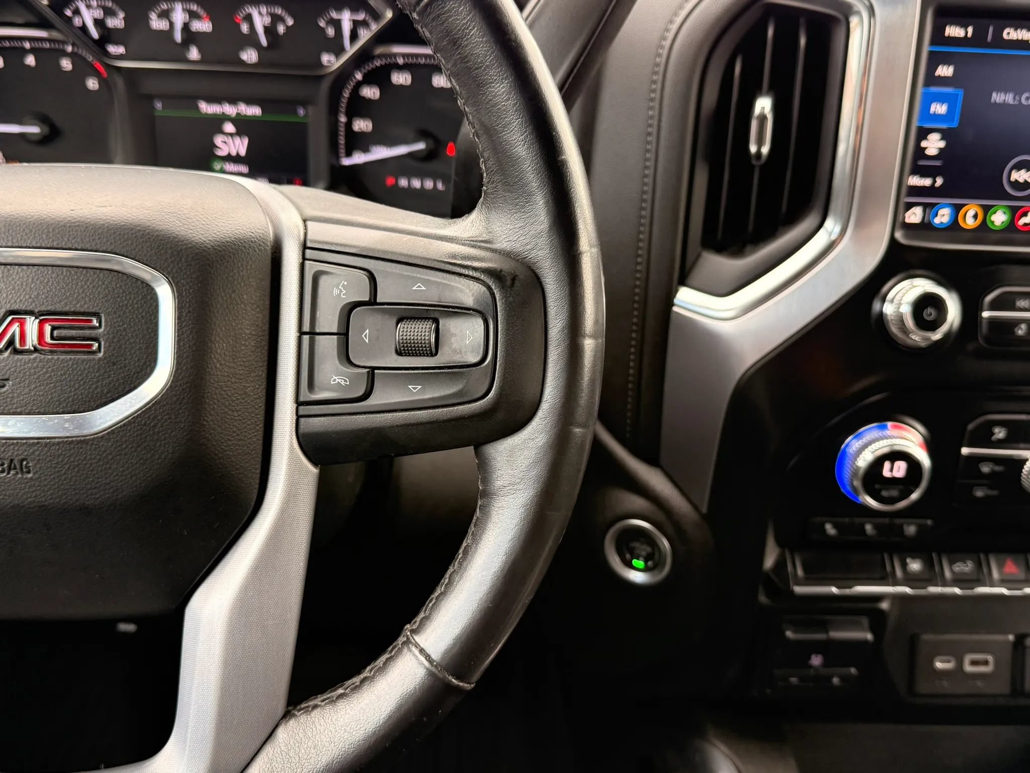 Used 2022 GMC Sierra 2500 SLT w/ SLT Convenience Package AWD/4WD image 24