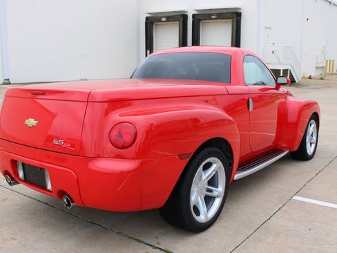 Used 2004 Chevrolet SSR w/ Preferred Equipment Group RWD image 9