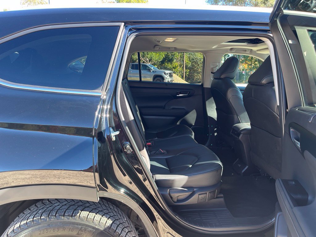 Used 2023 Toyota Highlander XLE AWD/4WD image 33