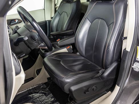 Used 2018 Chrysler Pacifica Touring-L image 22