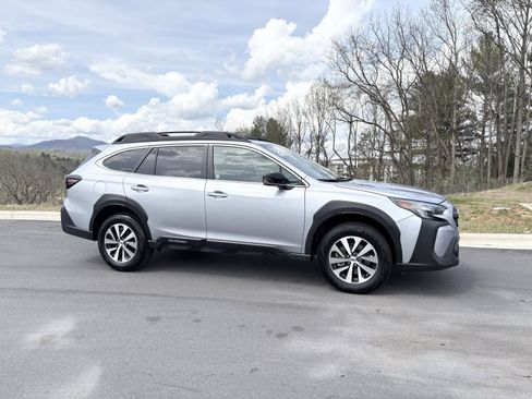 Used 2025 Subaru Outback Premium AWD/4WD image 7