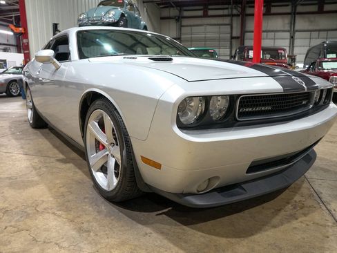 Used 2009 Dodge Challenger SRT8 RWD image 12