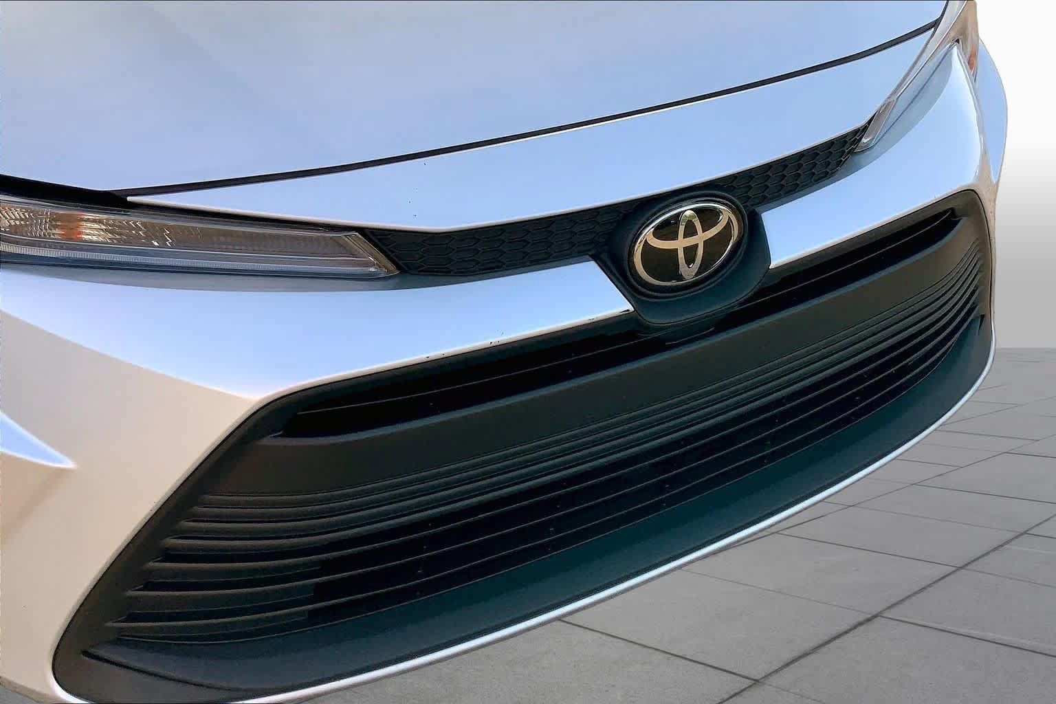 Used 2025 Toyota Corolla LE FWD image 29