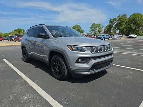Used 2022 Jeep Compass Latitude w/ Convenience Group FWD image 2