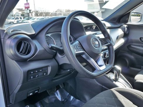 Used 2020 Nissan Kicks S image 22