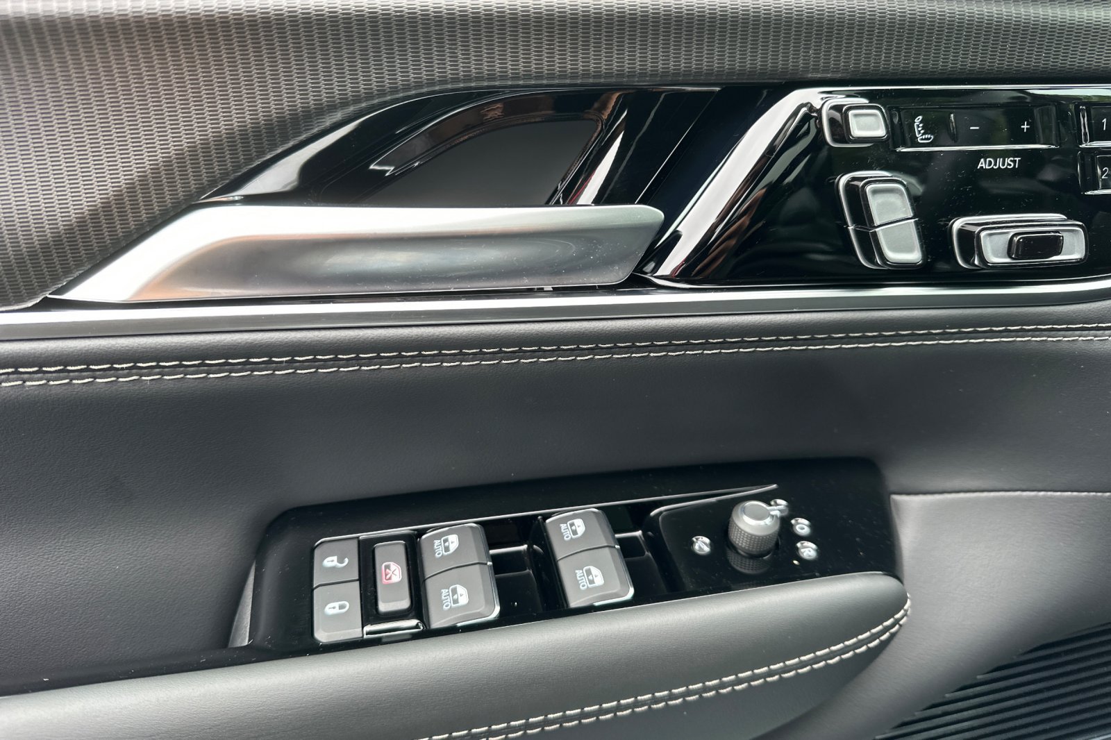 New 2026 Jeep Grand Wagoneer L Summit w/ 8-Passenger Seating Package AWD/4WD image 11