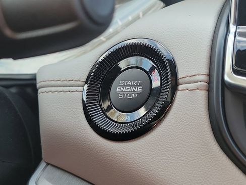 Certified 2025 Jeep Compass Limited image 6