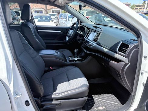 Used 2016 Toyota Highlander LE FWD image 18