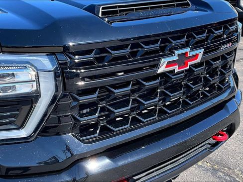 Used 2024 Chevrolet Silverado 2500 ZR2 w/ Technology Package AWD/4WD image 30