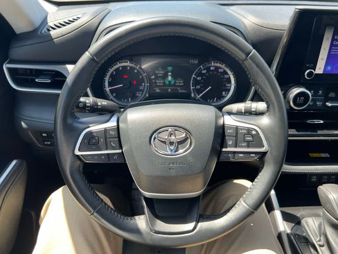 Used 2023 Toyota Highlander XLE AWD/4WD image 16