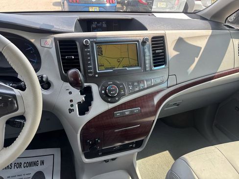 Used 2014 Toyota Sienna XLE w/ XLE Premium Package FWD image 14