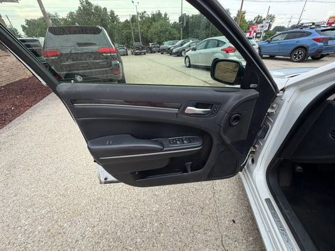 Used 2019 Chrysler 300 Limited RWD image 15