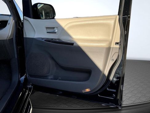 Used 2017 Toyota Sienna XLE image 24