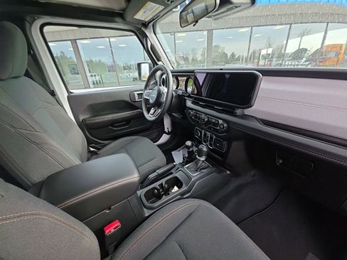 Used 2025 Jeep Wrangler Unlimited Sahara AWD/4WD image 18