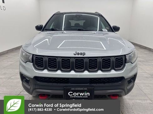Used 2024 Jeep Compass Trailhawk image 7