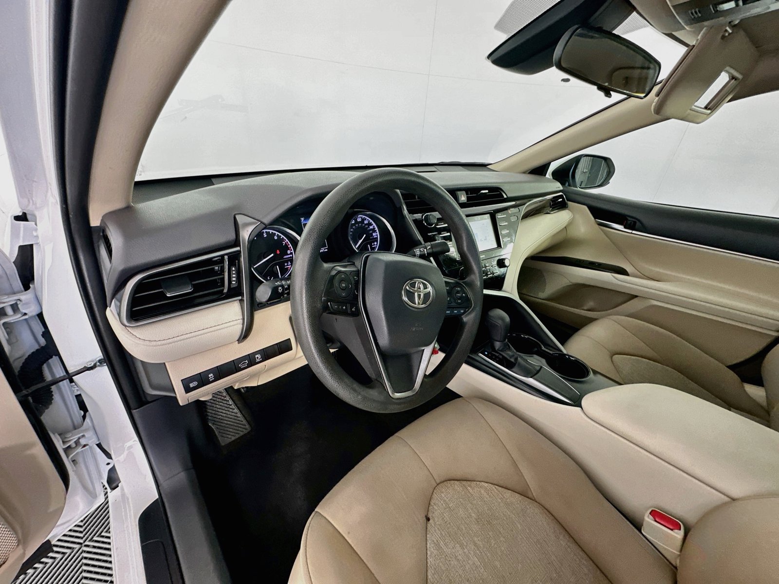 Used 2020 Toyota Camry LE FWD image 9