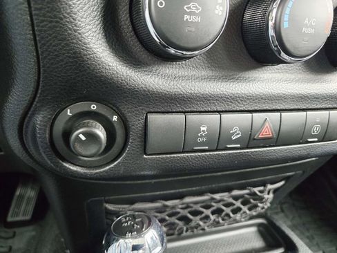 Used 2015 Jeep Wrangler Unlimited Sahara image 31