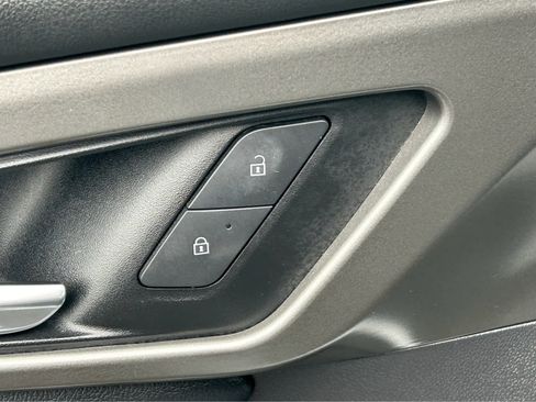 Used 2025 Chevrolet Traverse LT image 19