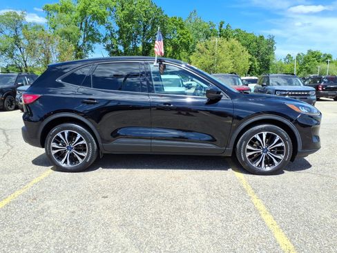 Used 2022 Ford Escape SE w/ SE Sport Appearance Package AWD/4WD image 9