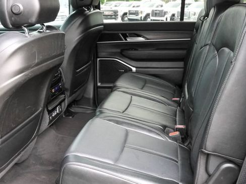 Used 2024 Jeep Wagoneer L Series II w/ Flexible Seating Group AWD/4WD image 14