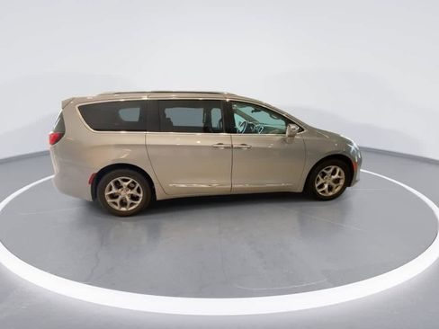 Used 2018 Chrysler Pacifica Limited FWD image 9