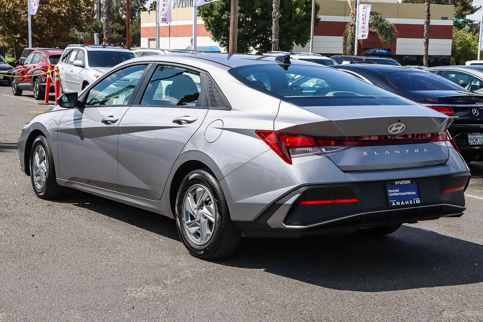 Used 2025 Hyundai Elantra SE w/ Cargo Package FWD image 9
