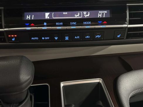 Used 2024 Toyota Sienna LE FWD image 30
