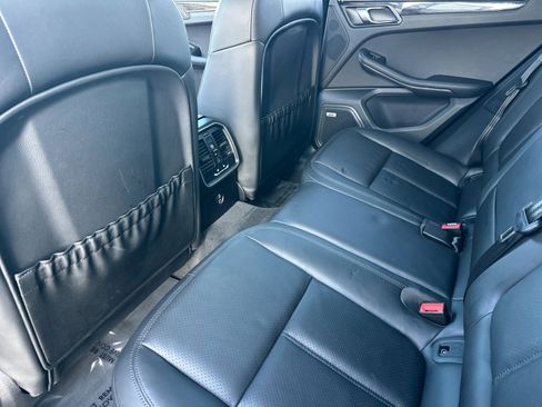 Certified 2022 Porsche Macan image 13