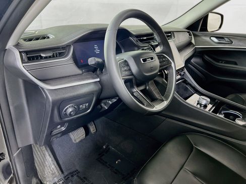 Used 2023 Jeep Grand Cherokee Limited AWD/4WD image 9