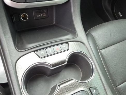 Used 2023 GMC Acadia SLT AWD/4WD image 16