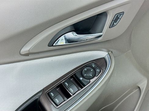 Used 2018 Chevrolet Malibu LT image 18