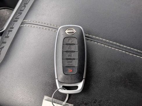Used 2024 Nissan Pathfinder SL AWD/4WD image 33
