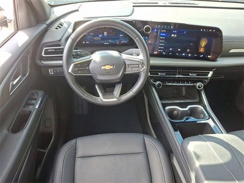 Used 2025 Chevrolet Traverse LT image 11