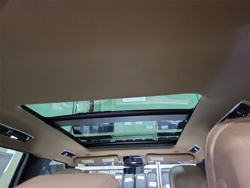 New 2025 Land Rover Range Rover Long Wheelbase SE image 28