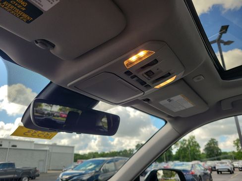 Used 2024 Toyota Highlander XLE FWD image 8