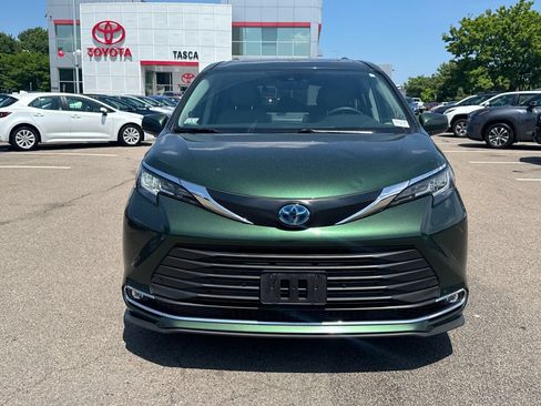 Used 2023 Toyota Sienna XLE w/ XLE Plus Package AWD/4WD image 2
