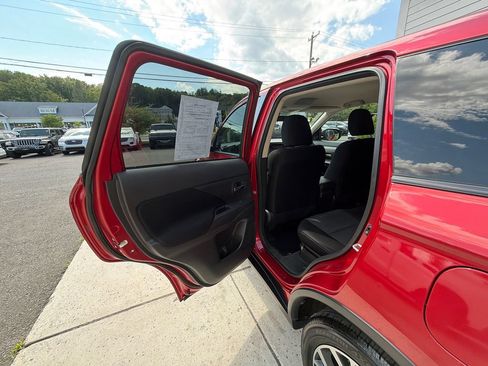 Used 2018 Mitsubishi Outlander SE AWD/4WD image 25