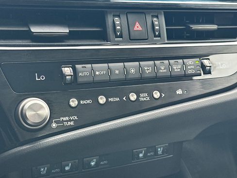 Used 2025 Lexus ES 300h w/ Premium Package FWD image 16