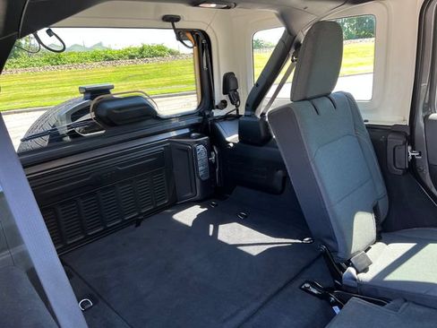 Used 2025 Jeep Wrangler Unlimited Sahara AWD/4WD image 33
