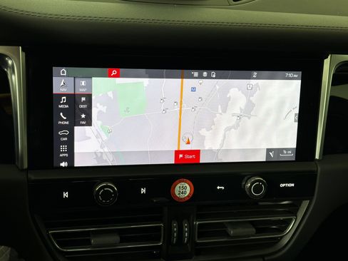 Certified 2023 Porsche Macan AWD/4WD image 21