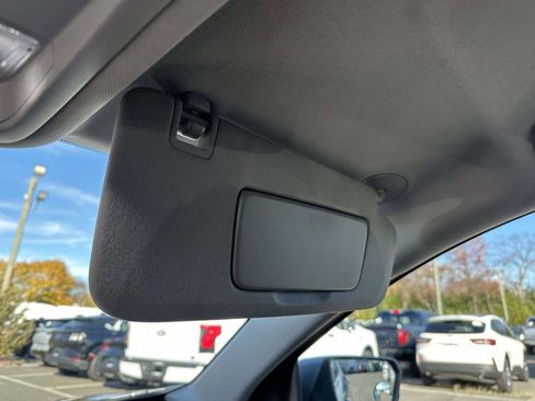 Used 2023 Chevrolet Equinox LT image 31