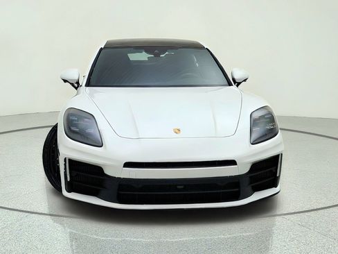 Used 2025 Porsche Panamera image 3
