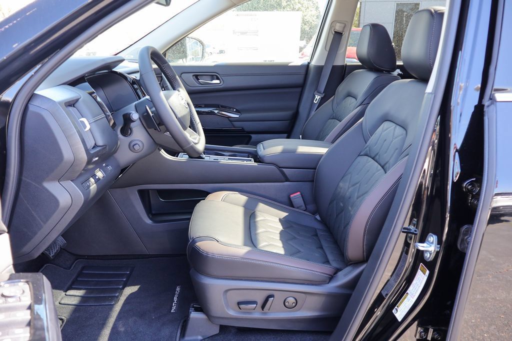 New 2026 Nissan Pathfinder Platinum w/ Accent Package FWD image 7
