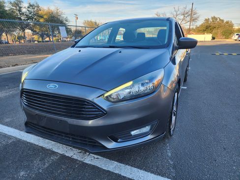 Used 2018 Ford Focus SE w/ SE Appearance Package image 3