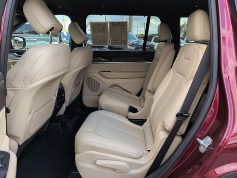 Used 2023 Jeep Grand Cherokee L Limited w/ Luxury Tech Group II AWD/4WD image 14
