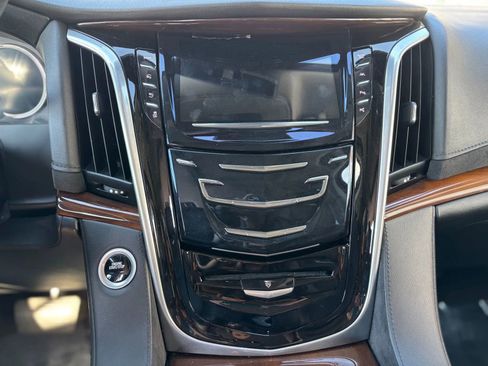 Used 2020 Cadillac Escalade Premium Luxury image 37