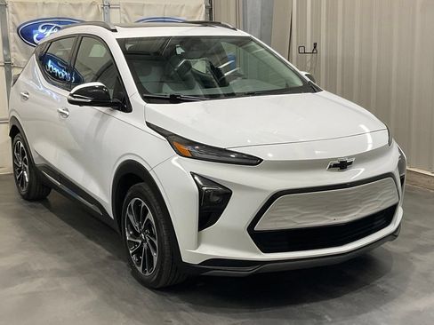 Used 2023 Chevrolet Bolt EUV Premier w/ Sun & Sound Package FWD image 2